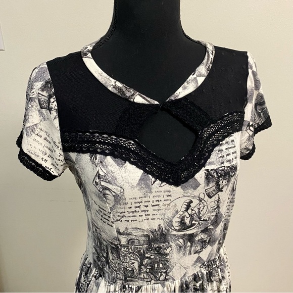 Hot Topic Alice in Wonderland Storybook Dress Size Medium - Picture 3 of 15